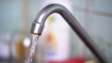 Bir lavabo içine musluk çalışan su