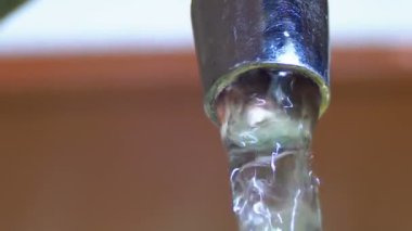 Bir lavabo içine musluk çalışan su. Ağır çekim