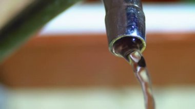 Bir lavabo içine musluk çalışan su. Ağır çekim