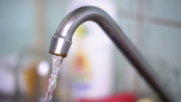 Agua corriendo del grifo a un fregadero — Vídeos de Stock