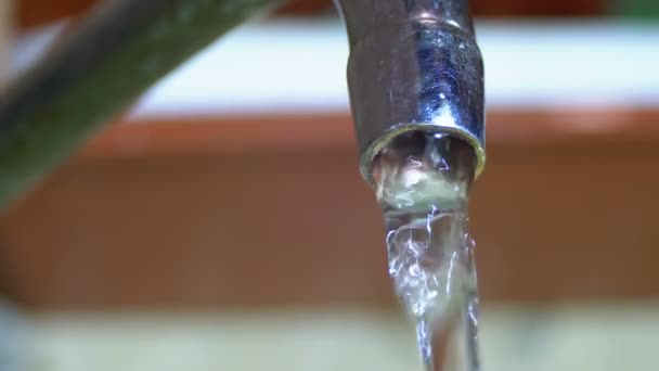 Agua corriendo del grifo a un fregadero — Vídeo de stock