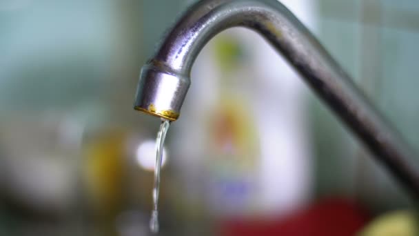 Water Running from the Tap into a Sink. Slow Motion — Stock Video