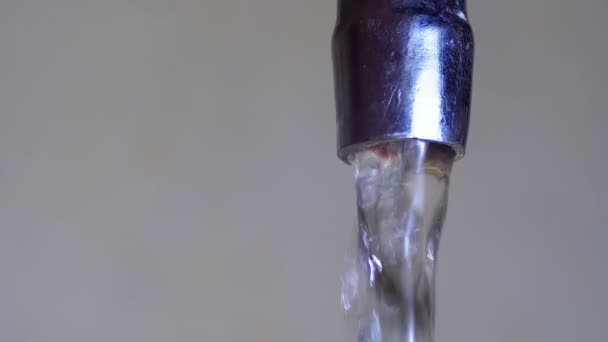 Νερό που τρέχει από τη βρύση στο νεροχύτη. Αργή κίνηση — Αρχείο Βίντεο