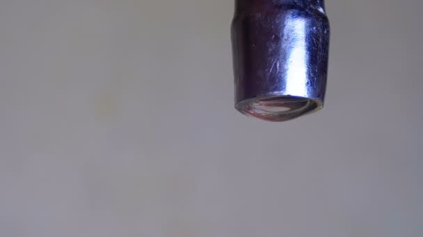 De Driping van het water uit de kraan in een gootsteen. Slow Motion — Stockvideo