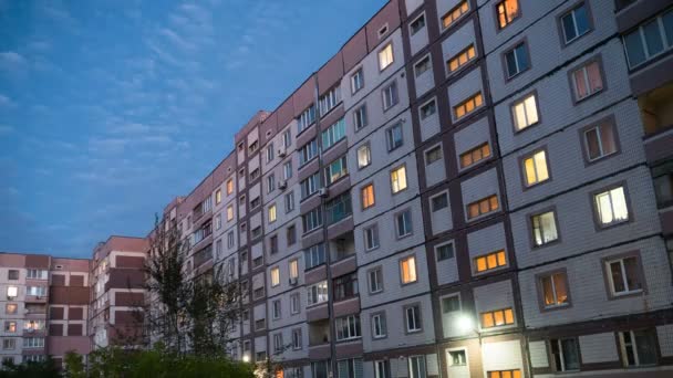 Edificio a più piani con illuminazione della finestra che cambia di notte. Interruzione temporale — Video Stock