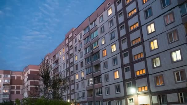 Mehrstöckiges Gebäude mit nachts wechselnder Fensterbeleuchtung. Zeitraffer. — Stockvideo