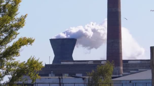 Industrielles, metallurgisches Werk in der Stadt, das auf Hochtouren arbeitet. Rauch aus Pfeifen. — Stockvideo