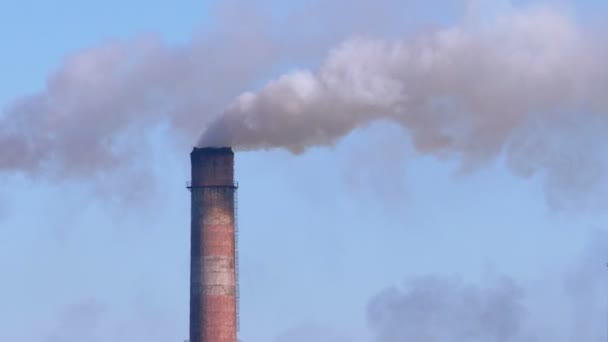 Planta Industrial Metalúrgica en la Ciudad Trabajando a Plena Potencia. Humo de Tuberías . — Vídeos de Stock