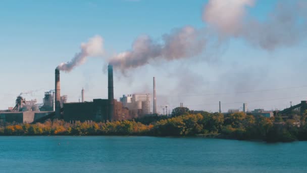 Planta Industrial Metalúrgica en la Ciudad Trabajando a Plena Potencia. Humo de Tuberías . — Vídeo de stock