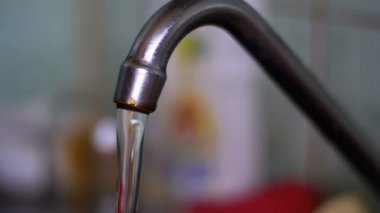 Su bir kaynaktan bir lavabo içine akar. Ağır çekim