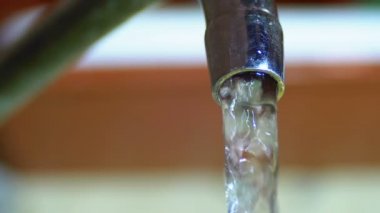Bir lavabo içine musluk çalışan su. Ağır çekim
