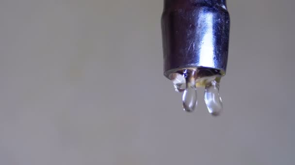 Er stroomt water uit een kraan in een gootsteen. Slow Motion — Stockvideo