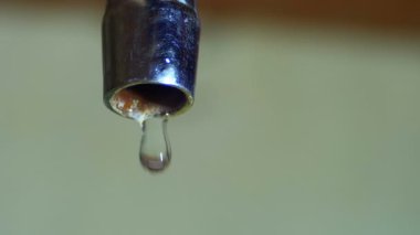 Su Driping bir lavabo içine dokunun. Ağır çekim