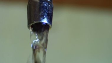 Su bir kaynaktan bir lavabo içine akar. Ağır çekim