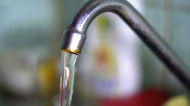 Su bir kaynaktan bir lavabo içine akar. Ağır çekim