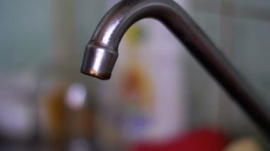 Su Driping bir lavabo içine dokunun. Ağır çekim