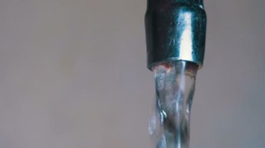 Su bir kaynaktan bir lavabo içine akar. Ağır çekim