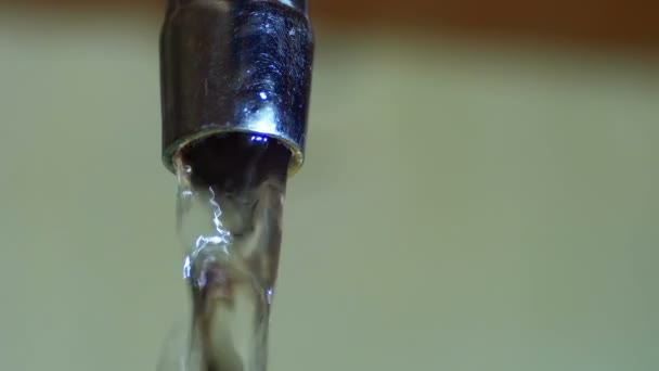 L'eau coule d'un robinet dans un évier. Mouvement lent 