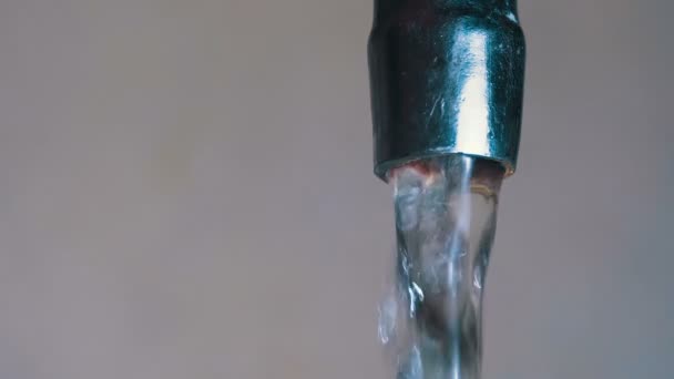 Wasser fließt aus einem Wasserhahn in eine Spüle. Zeitlupe — Stockvideo