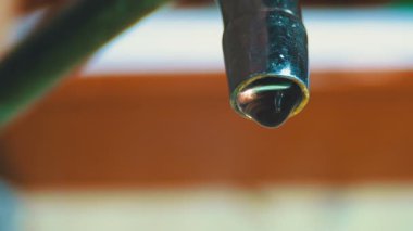 Su Driping bir lavabo içine dokunun. Ağır çekim