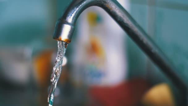 Wasser fließt aus einem Wasserhahn in eine Spüle. Zeitlupe — Stockvideo