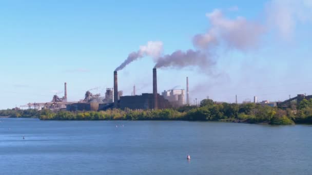 Ipari, kohász üzem, teljes erővel működik a városban. Füst csövek. — Stock videók