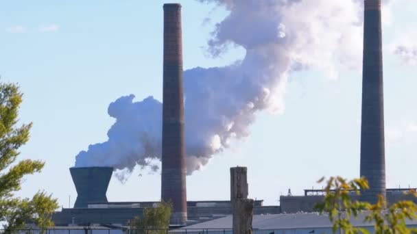 Planta Industrial Metalúrgica en la Ciudad Trabajando a Plena Potencia. Humo de Tuberías . — Vídeos de Stock