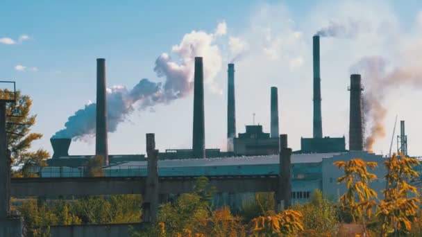 Usine métallurgique industrielle de la ville travaillant à pleine puissance. Fumée des tuyaux . — Video