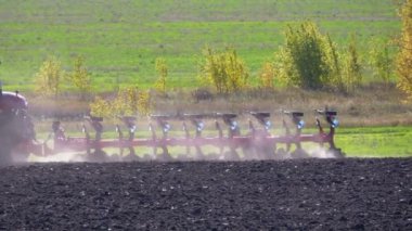 Tarlayı traktör pulluk. Ağır çekim