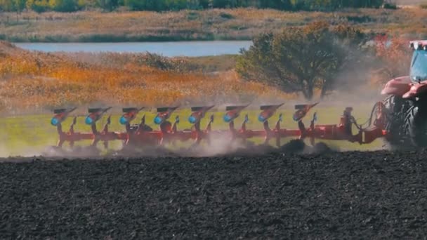 Traktor plogen plöjer fält. Slow Motion — Stockvideo