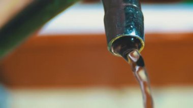 Su bir kaynaktan bir lavabo içine akar. Ağır çekim