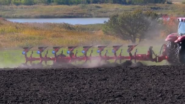 拖拉机犁耕场。慢动作 — 图库视频影像