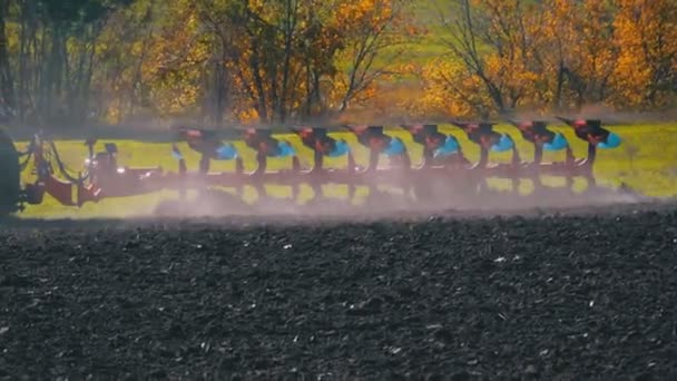 Tractor Plow ploegen veld — Stockvideo