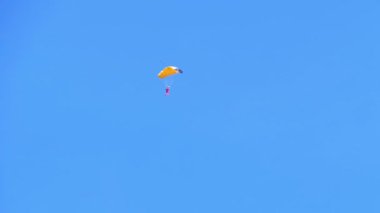 Paraşütçü paraşüt mavi gökyüzüne karşı uçar