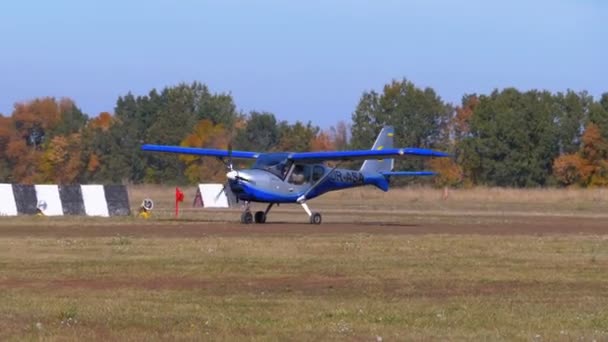 Mayskoe Dněpr Oktober 2018 Malé Letadlo Rotující Vrtulí Pohybuje Podél — Stock video
