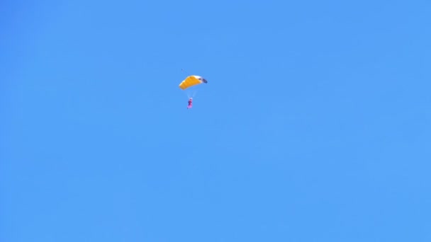 Fallschirmspringer fliegt mit Fallschirm gegen den blauen Himmel — Stockvideo