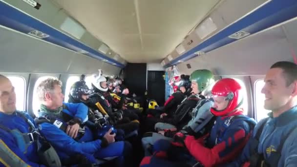 Grupo de paracaidistas se sienta dentro de un pequeño avión esperando un salto — Vídeo de stock