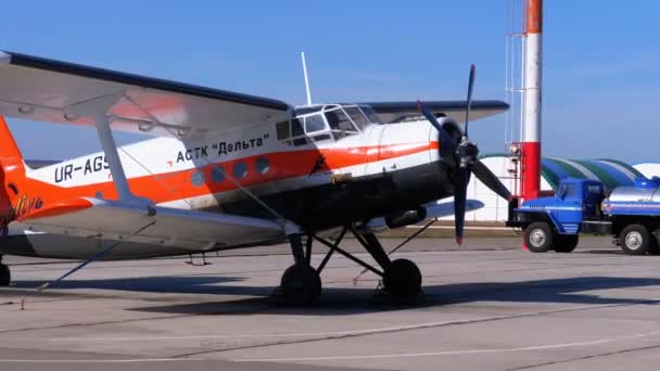小型飞机与螺旋桨站在飞机停车场附近的一个小机场的机库 — 图库视频影像