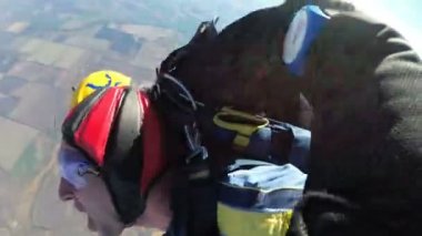 Bir uçak dışında tandem atlama paraşütçüler