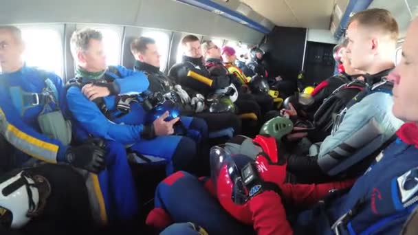 Skupina parašutisty sedí uvnitř malé letadlo čeká na skok — Stock video