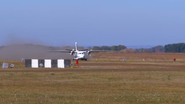 Невеликий літак Twin-Engine рухається вздовж злітно-посадочної смуги з Ґрунтовий покрив — стокове відео