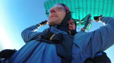 Tandem açık paraşüt altında uçan skydivers