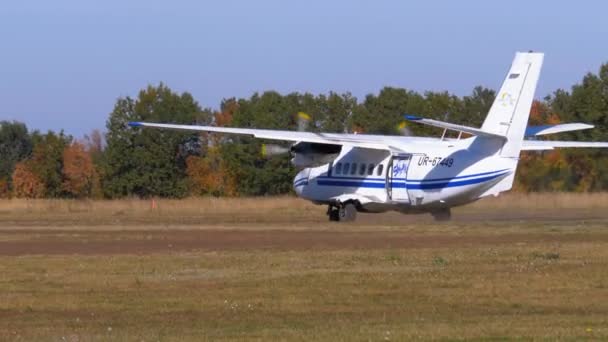 Mały samolot Twin-Engine porusza się wzdłuż pasa startowego z pokrycia gruntu — Wideo stockowe