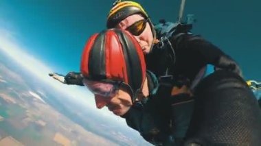 Tandem Skydiving. Tandem atlama. Paraşütçüler uzun boşlukta