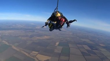 Tandem Skydiving. Paraşüt açma şu an. Tandem atlama. Serbest düşme
