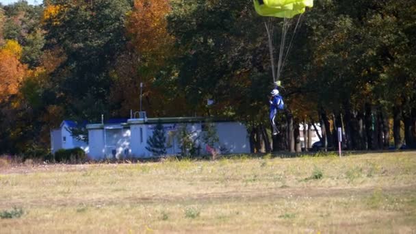 Skydiver vliegen met een parachute en landde op de grond. Slow Motion — Stockvideo
