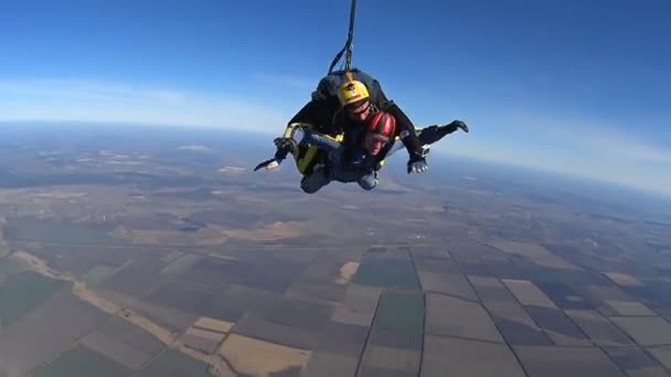 Tandem Skydiving. Il momento dell'apertura del paracadute. Salto in tandem. Caduta libera — Video Stock