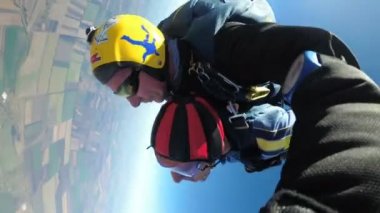 Bir uçak dışında tandem atlama skydivers. Ağır çekim