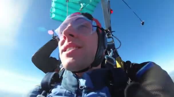 Parachutisten vliegen samen onder de open parachute. Slow Motion — Stockvideo