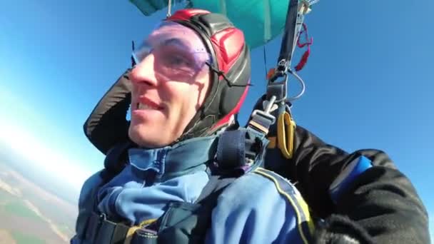 스카이 다이 버 오픈 낙하산 아래에 도착 하는 슬로우 모션 — 비디오
